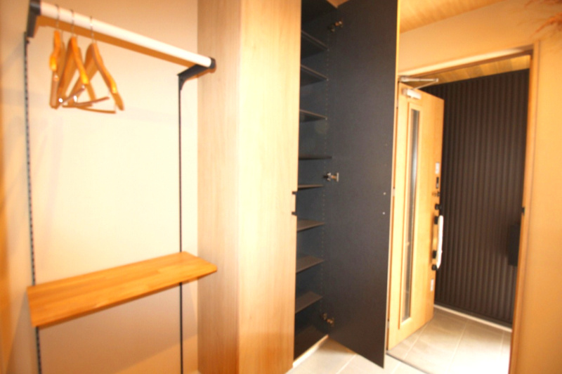 香美市土佐山田町旭町　中古戸建　【未入居物件】　モデルハウスの収納|玄関収納