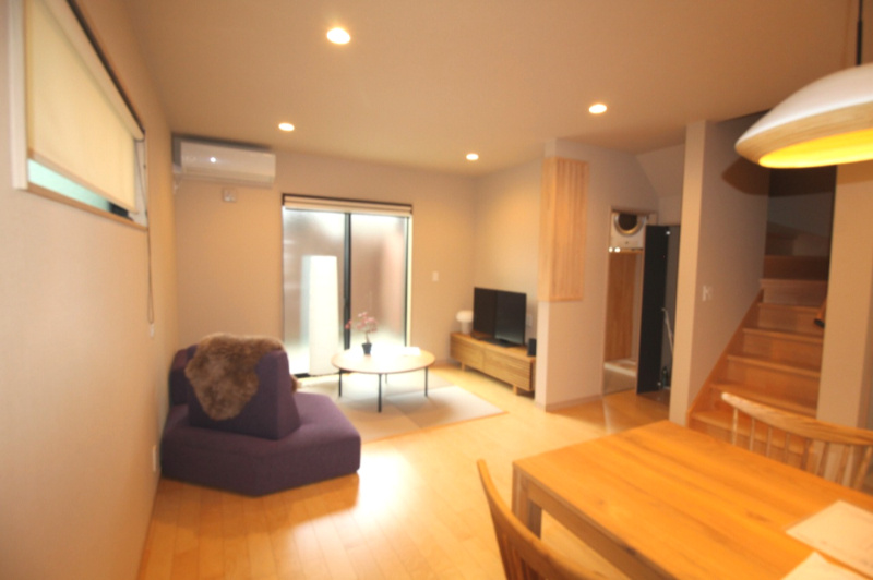 香美市土佐山田町旭町　中古戸建　【未入居物件】　モデルハウスの居間・リビング|ＬＤＫ　15.5帖