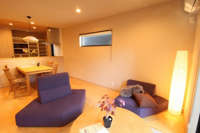 香美市土佐山田町旭町　中古戸建　【未入居物件】　モデルハウスの居間・リビング|ＬＤＫ　15.5帖