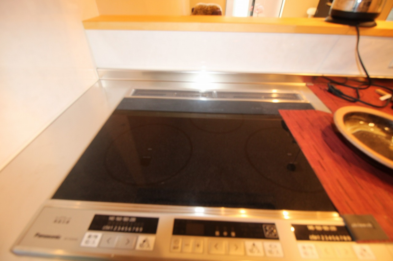 香美市土佐山田町旭町　中古戸建　【未入居物件】　モデルハウスのキッチン|ＩＨクッキングヒーター