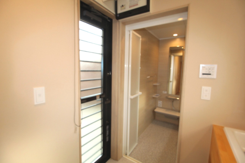 香美市土佐山田町旭町　中古戸建　【未入居物件】　モデルハウスの脱衣所|勝手口