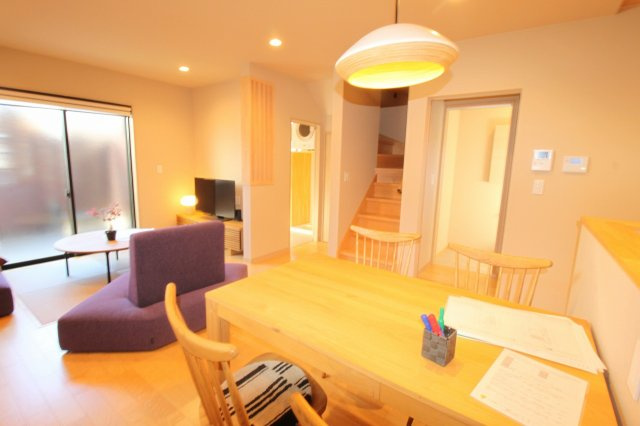 香美市土佐山田町旭町　中古戸建　【未入居物件】　モデルハウスの居間・リビング|ＬＤＫ　15.5帖