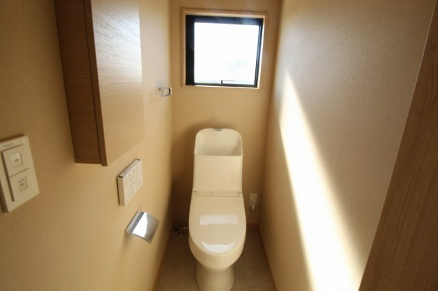 香美市土佐山田町旭町　中古戸建　【未入居物件】　モデルハウスのトイレ|2Ｆ