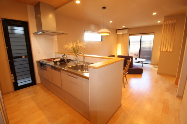 香美市土佐山田町旭町　中古戸建　【未入居物件】　モデルハウスのキッチン