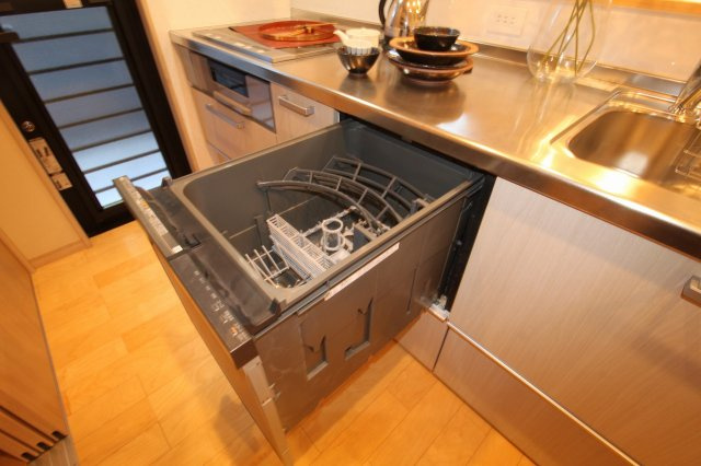 香美市土佐山田町旭町　中古戸建　【未入居物件】　モデルハウスのキッチン|食器洗浄乾燥機