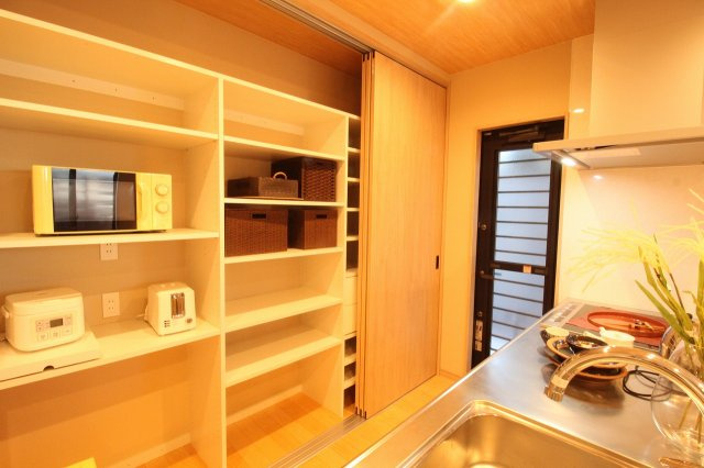 香美市土佐山田町旭町　中古戸建　【未入居物件】　モデルハウスの収納|キッチン