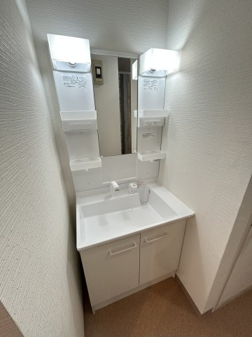 トゥインクル吉田C棟の洗面所|朝の支度にも助かる、独立の洗髪洗面化粧台