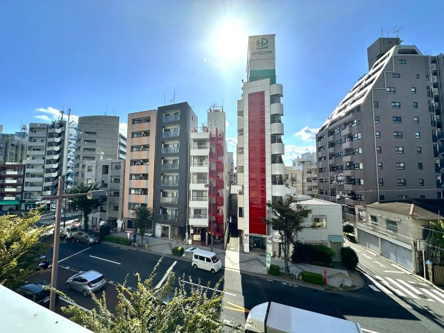 ソーケン日暮里マンションの展望|窓越しに広がる風景が、暮らしのリズムに優しく寄り添います。空の移ろい、そよぐ風、遠くの街灯りが日常に静かな豊かさと安らぎをもたらしてくれます。