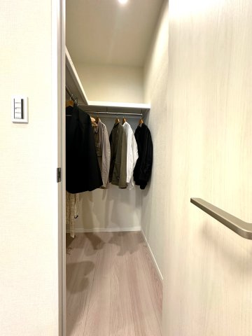 ソーケン日暮里マンションの収納|収納力抜群のクローゼットが、お部屋をいつもすっきりと整えてくれます。見た目も美しく、生活感を上手に隠しながら、快適で居心地の良い空間を実現。日々の暮らしをもっと豊かに彩ります。