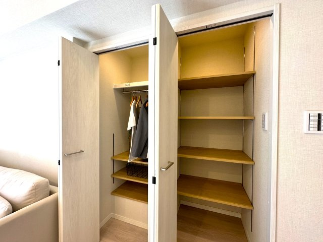 ソーケン日暮里マンションの収納|生活感をさりげなく隠す収納スペースが、インテリアを美しく整え、空間に広がりとゆとりをもたらします。細部までこだわった設計が、上質で心地よい暮らしを実現します。イノベーション