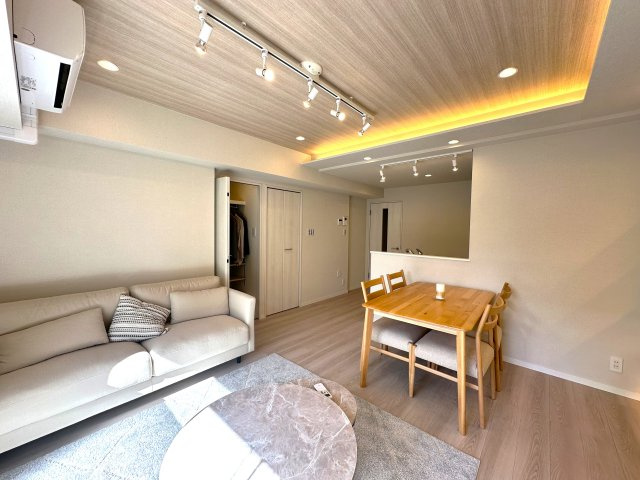 ソーケン日暮里マンションの居間・リビング|空間の広がりと柔らかな採光に包まれたリビングダイニング。毎日の暮らしに“ちょっと特別”を感じさせてくれる、住まいの中心となる空間です。