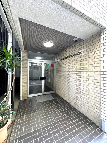 ソーケン日暮里マンションのエントランス|落ち着いた上質感あふれるエントランスが、家族の帰宅を温かく包み込みます。毎日の生活に安心感と特別な安らぎをもたらし、住まう方の心にゆとりと豊かさをもたらします。