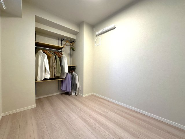 ソーケン日暮里マンションの洋室|明るさと落ち着きを兼ね備えた洋室。大きな窓から差し込む自然光が、心をやさしく満たしてくれる穏やかなプライベート空間です。7