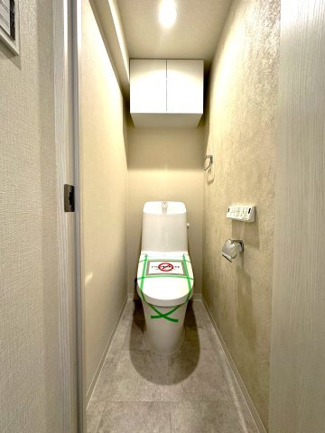 ソーケン日暮里マンションのトイレ|最新設備を備えたトイレは、快適性とスタイリッシュさを兼ね備えた空間。清潔感のある美しい内装とすっきりとしたデザインが、暮らしに心地よさをプラス。清潔・快適・美しさが調和した、上質なトイレ空間です。