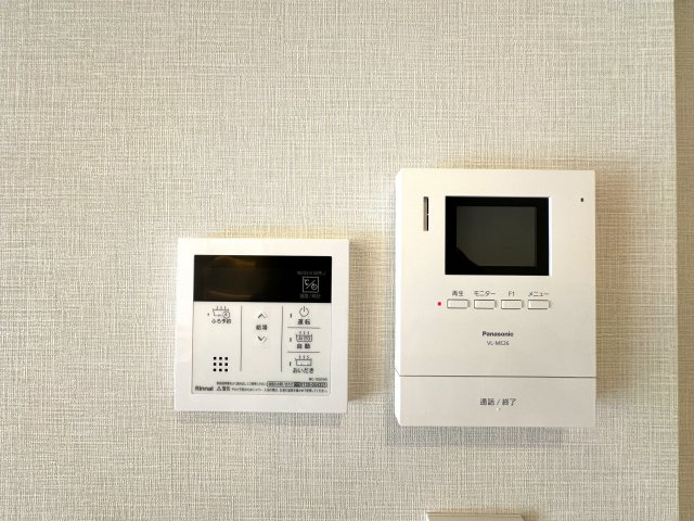ソーケン日暮里マンションの防犯設備|追焚き機能付き浴室：ワンタッチ操作でお湯張りや追い焚きができ、忙しい日々の中でも快適なバスタイムをサポート。/モニター付きインターホン：リビングから来訪者を確認できるモニタ付きインターホンで安心です。