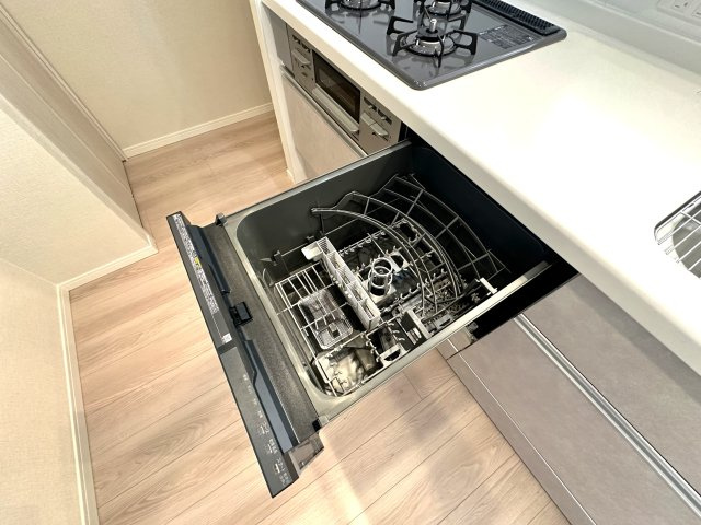 ソーケン日暮里マンションのキッチン|面倒な後片付けは食洗機におまかせ。空いた時間には、ソファでテレビを観ながらゆったりひと息。家事の負担を減らして、毎日に小さな余裕と心地よさをもたらします。