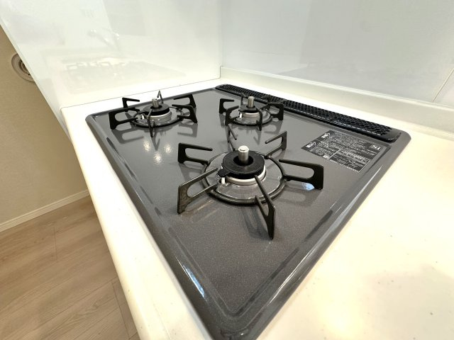 ソーケン日暮里マンションのキッチン|3口ガスコンロで、同時調理もスムーズに進み、時間を有効に使えるのがうれしいポイント。炒め物、煮込み、汁物など、複数の料理を一度に作れるので、忙しい朝や夕食の準備も効率よく進みます。