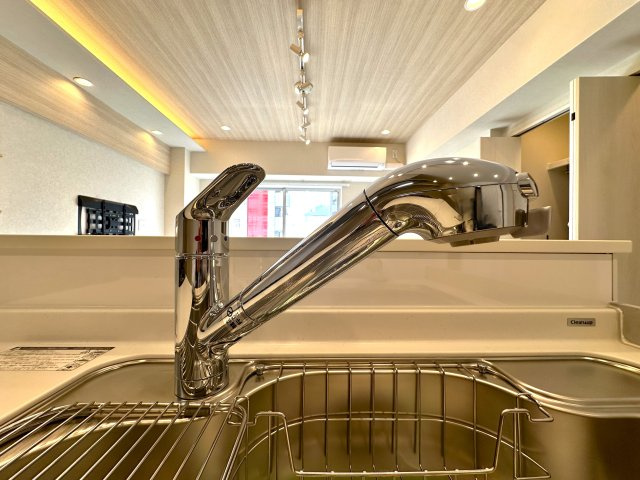 ソーケン日暮里マンションのキッチン|浄水機能付きの水栓は、安心でおいしい水がすぐ使える便利な設備。ハンドシャワーで使い勝手もよく、毎日の家事が快適になります。使い勝手と衛生面を両立した設計が、毎日の家事に小さな心地よさと楽しさをプラス。