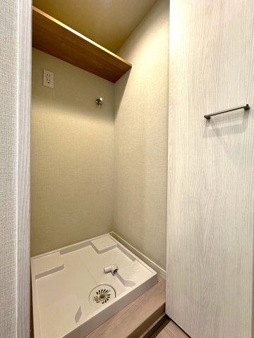 ソーケン日暮里マンションのランドリースペース|使い勝手の良いランドリースペースは、洗濯から干す・しまうまでの動線がスムーズに整えられ、毎日の家事負担を軽減。忙しい日々の中でも、効率よく快適に洗濯がこなせる嬉しい工夫が詰まっています。