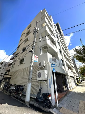 ソーケン日暮里マンションの外観|洗練されたフォルムと落ち着いた色調が、街並みにやさしく溶け込む佇まい。帰るたびに、心がふっと和らぐ外観です。