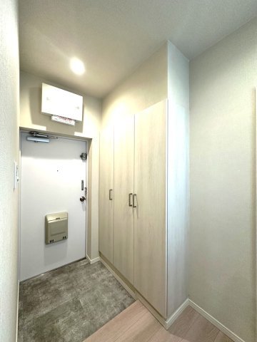 ソーケン日暮里マンションの玄関|落ち着いたデザインと広々とした空間が調和する玄関は、住まう人を温かく迎え入れます。毎日の出発と帰宅を心地よく包み込み、日常に上質なひとときをもたらしてくれる場所です。