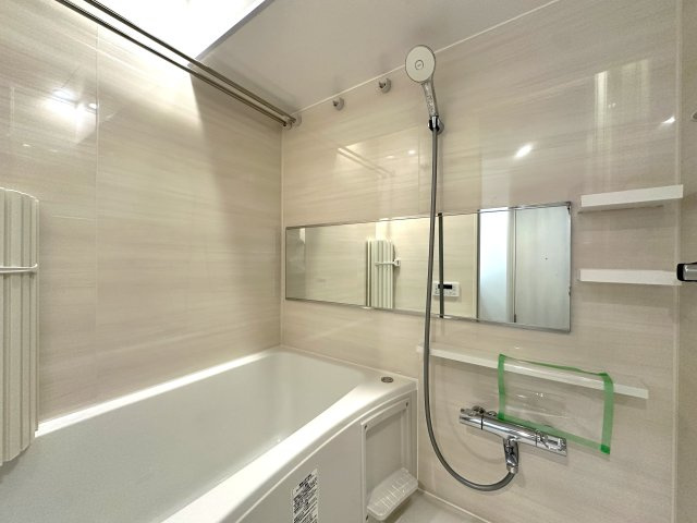 ソーケン日暮里マンションの浴室|家族みんなの疲れをやさしく包み込む、広々とした癒しのバスルーム。ゆったりとくつろげる空間で、日々のストレスもすっと解きほぐされる、心身ともにリラックスできるひとときをお届けします。