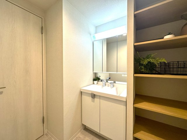 ソーケン日暮里マンションの発電・温水設備|明るい洗面スペースは、使いやすさを徹底的に追求した設計です。忙しい朝も快適に自然と笑顔がこぼれる心地よいひとときを叶えます。毎日の身支度がスムーズに整う、家族みんなに優しい空間です。