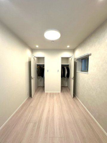 ソーケン日暮里マンションの洋室|ウォークインクローゼットを備えた機能的な洋室。収納力に優れ、すっきりと整った空間を保ちやすく、住まい全体の心地よさを高めてくれます。