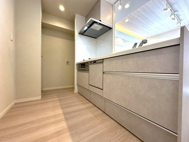 ソーケン日暮里マンションのキッチン|毎日の料理が楽しくなる、機能的でスタイリッシュなキッチン。収納も豊富で、すっきりとした空間を保ちながら、家族との会話が自然と生まれる心地よい場所です。