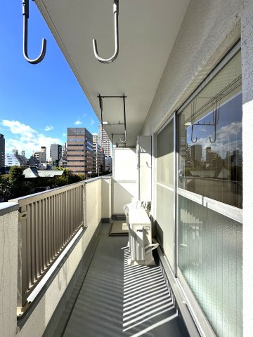 ソーケン日暮里マンションのバルコニー|やわらかな風がそっと頬をなで、空の広がりが日常を包み込むバルコニー。朝の光に目を細めたり、夕暮れの空にひと息ついたり──心がほどけるひとときが、ここにはあります。