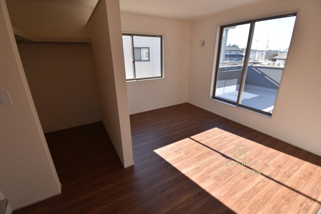 リーブルガーデン  水戸内原町　第12　1の洋室|ウォークインクローゼットを配備した洋室。バルコニーに面しておりますので、洗濯して乾いた衣類をすぐにしまえるのも便利です。