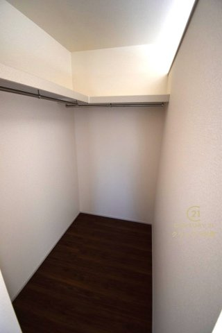 リーブルガーデン  水戸内原町　第12　1の収納|ウォークインクローゼットは自由度の高い収納スペース。服だけでなく、帽子やバッグなどもまとめて管理することができます。おしゃれが楽しくなりますね♪