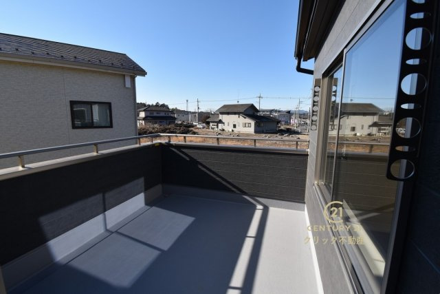 リーブルガーデン  水戸内原町　第12　1のバルコニー|日当たり良好なバルコニーです。気分転換に出るだけでも、晴れた日にお洗濯物やお布団を一気に干すのも気持ちがいい♪