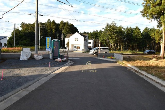 リーブルガーデン  水戸内原町　第12　1の前面道路含む現地写真|12月完成予定です。同メーカー完成物件の内覧、気になる他の物件と合わせての現地ご案内も可能です。HPから、またお電話でも、お気軽にお問い合わせください。