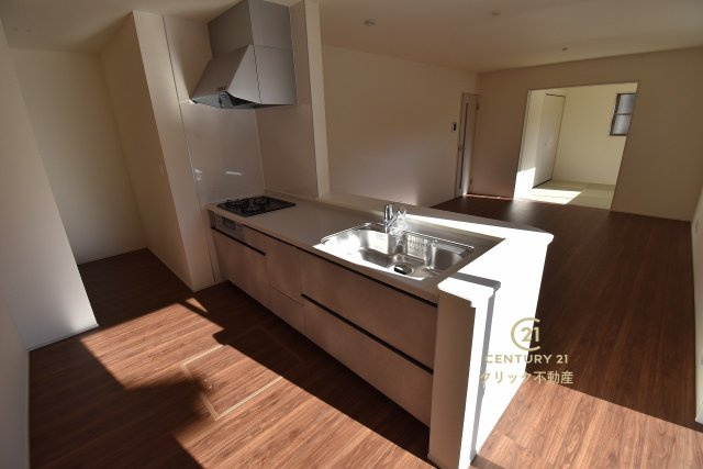 リーブルガーデン  水戸内原町　第12　1のキッチン|対面式システムキッチンです。十分な広さのキッチンなら家族での分担作業もはかどりそう！生活感の出やすい消耗品や食材のストックは奥のパントリーへどうぞ♪