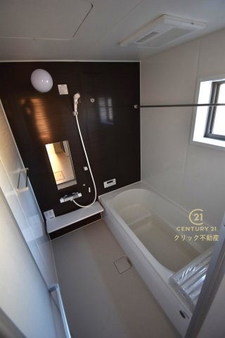 リーブルガーデン  水戸内原町　第12　1の浴室|浴槽への出入りが安全な低床タイプのユニットバスです。洗い場は滑りにくい速乾床ですので、お子様やご高齢の方にも安心です。自動お湯張りに追焚機能付きのオートバスです。