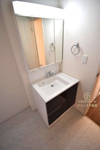 リーブルガーデン  水戸内原町　第12　1の独立洗面台|見た目の美しさだけではなく、機能性も追求した使い勝手の良い独立洗面化粧台。
身だしなみチェックや歯磨きなど、朝の慌ただしい時間でも余裕を感じていただけます。