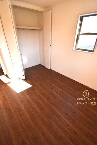 リーブルガーデン  水戸内原町　第12　1の洋室|折戸を開くと壁面クローゼット。衣類が横一列に並ぶためひと目で洋服が選びやすい！衣類をたくさんお持ちの方もスッキリ片付きます♪