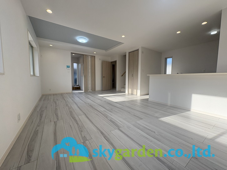 藤沢市鵠沼海岸7丁目　新築戸建　全3棟2号棟の居間・リビング|ゆったりとしたリビングです