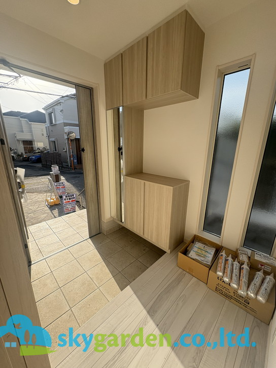 藤沢市鵠沼海岸7丁目　新築戸建　全3棟2号棟の玄関|落ち着いた玄関です