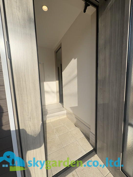 藤沢市鵠沼海岸7丁目　新築戸建　全3棟2号棟の玄関|明るい玄関です