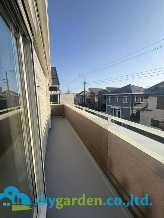 藤沢市鵠沼海岸7丁目　新築戸建　全3棟2号棟のバルコニー|バルコニー付きです