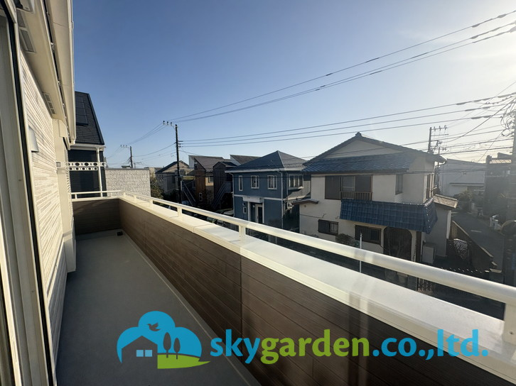 藤沢市鵠沼海岸7丁目　新築戸建　全3棟2号棟のバルコニー|開放的で明るい空間を演出してくれるバルコニーです