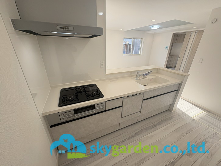 藤沢市鵠沼海岸7丁目　新築戸建　全3棟2号棟のキッチン|コンパクトなキッチンで掃除もラクラク