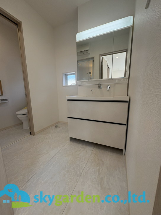 藤沢市鵠沼海岸7丁目　新築戸建　全3棟2号棟の独立洗面台|独立洗面台、小物を置くことができて便利です