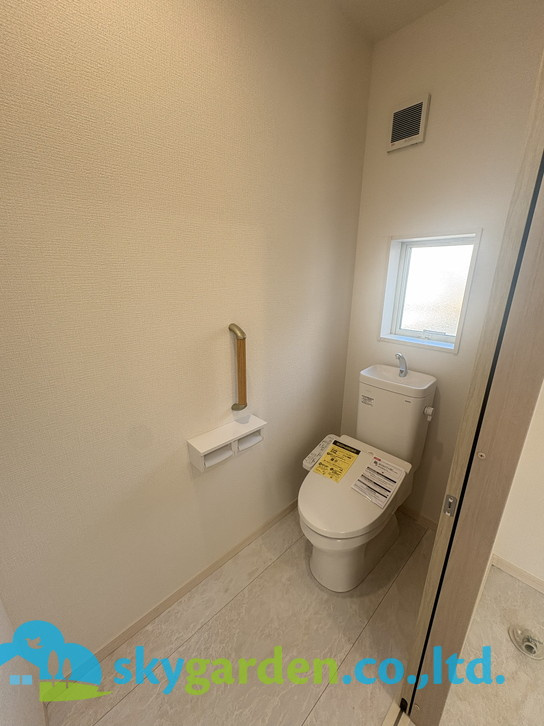 藤沢市鵠沼海岸7丁目　新築戸建　全3棟2号棟のトイレ|落ち着いたトイレです