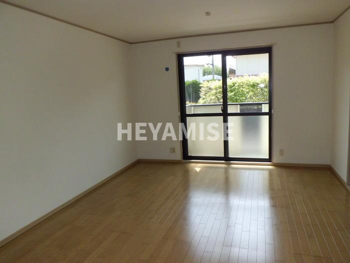 ロイヤルガーデン永田 A棟の居間・リビング