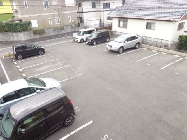 ロイヤルシティ富の原の駐車場