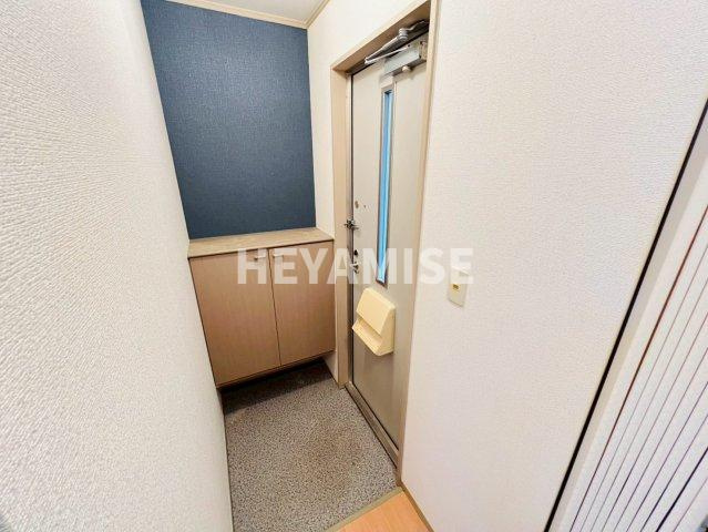 コンフォートたらみA棟の玄関