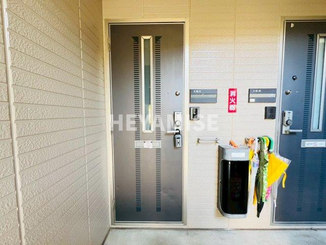 コンフォートたらみA棟の玄関